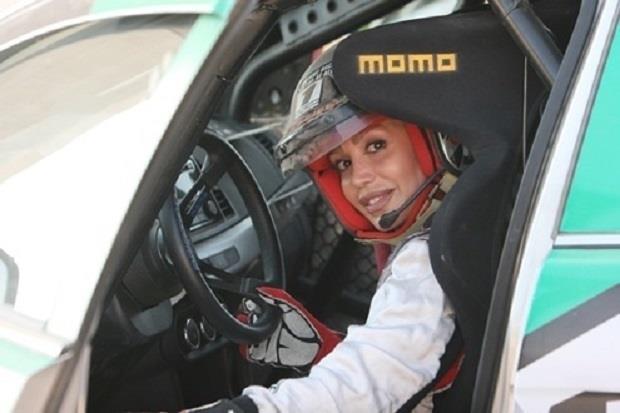 وقتی اتومبیل راننده زن ایرانی را پنچر کردند تا او نتواند مسابقه بدهد! 